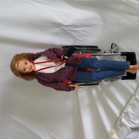 Becky School Photographer Wheelchair Barbie vintage 1998 read descrip - Picture 6 of 15